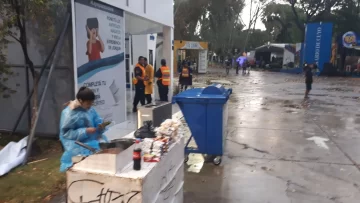 Los stands de la feria, pasados por agua