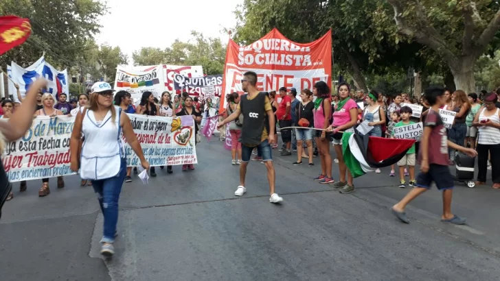 El pedido de aborto legal copó la escena en la marcha por el Día de la Mujer