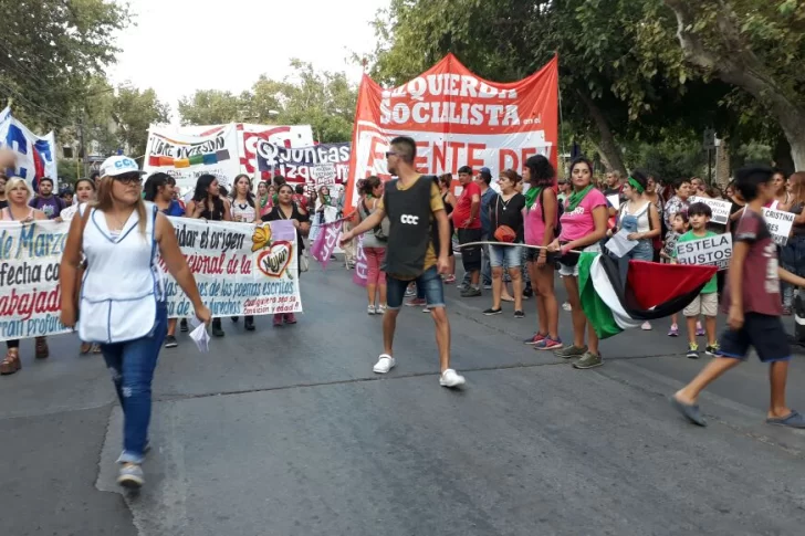 El pedido de aborto legal copó la escena en la marcha por el Día de la Mujer