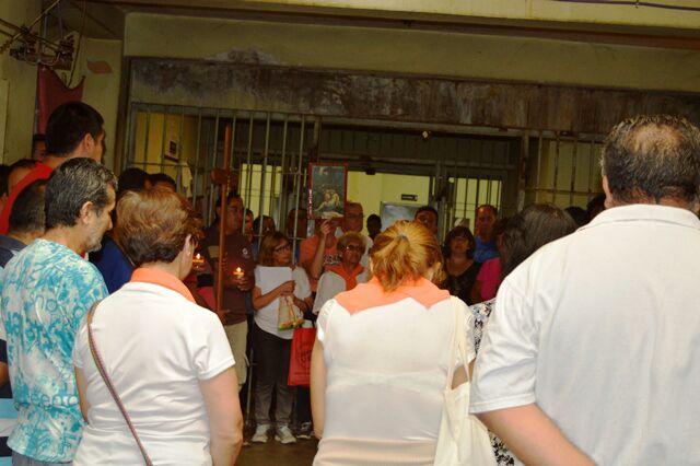 Monseñor Lozano volvió al Penal, recorrió todos los pabellones y encabezó el Vía Crucis