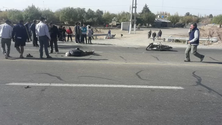 Un motociclista sin casco fue embestido por un colectivo en la Ruta 40 y murió en el acto