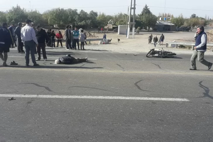 Un motociclista sin casco fue embestido por un colectivo en la Ruta 40 y murió en el acto