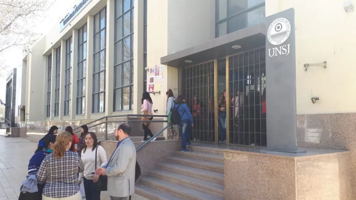 Alumnos tomaron el edificio del Rectorado contra el ajuste presupuestario