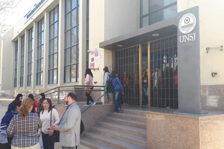 Alumnos tomaron el edificio del Rectorado contra el ajuste presupuestario
