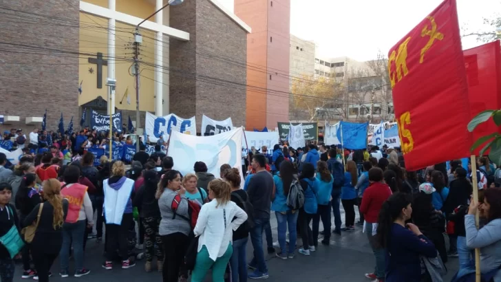 Unas 2 mil personas marcharon para rechazar las políticas del Gobierno de Macri