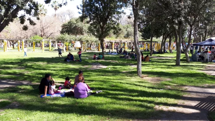 Cientos de personas disfrutan del Sol y festejan el Día de la Primavera en el Parque de Mayo