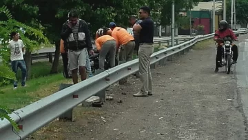 Se le trabó una rueda en la Circunvalación, voló y cayó entre los dos carriles