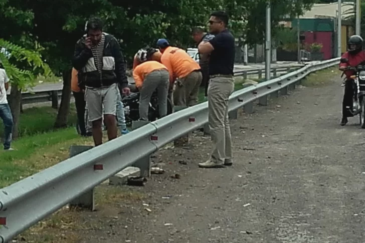 Se le trabó una rueda en la Circunvalación, voló y cayó entre los dos carriles