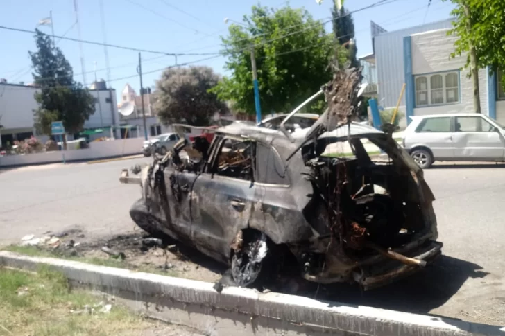 [IMÁGENES ESTREMECEDORAS] Así quedó el auto de la doble tragedia en Albardón