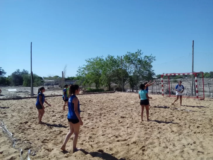 Las chicas de handball de la UNSJ se ponen a punto