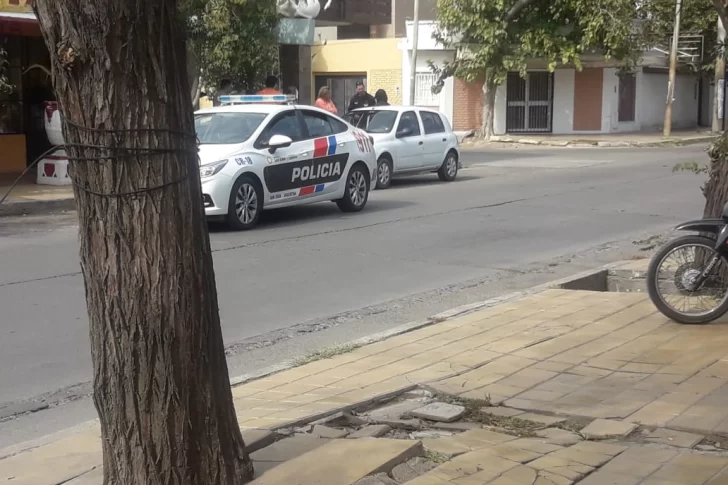 Se bajó en un jardín, dejó a su hija en el auto y motochorros rompieron un vidrio para robarle