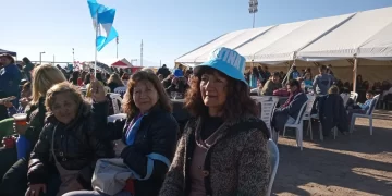 Una multitud vivió el eclipse solar en el predio ferial de Chimbas