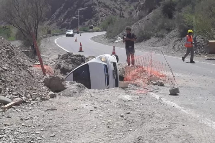 Por la precaria señalización, un auto cayó a una enorme zanja en la Quebrada de Zonda