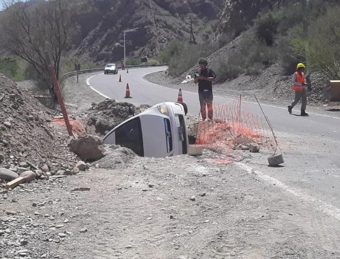 Por la precaria señalización, un auto cayó a una enorme zanja en la Quebrada de Zonda