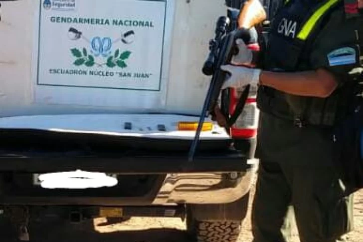 Cae un hombre que circulaba en una camioneta con una carabina