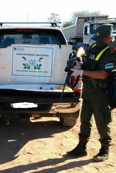 Cae un hombre que circulaba en una camioneta con una carabina