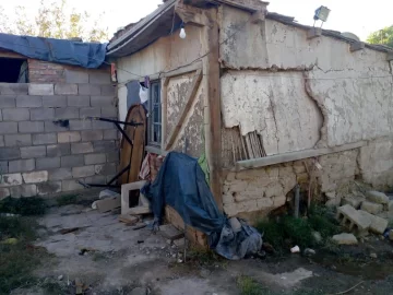 Los daños en el techo de la vivienda separan a una chica con retraso madurativo de su madre