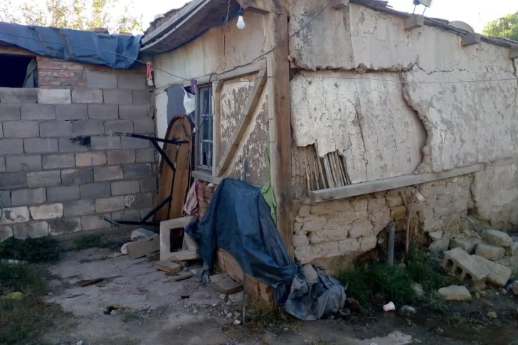 Los daños en el techo de la vivienda separan a una chica con retraso madurativo de su madre