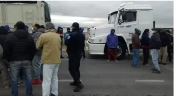 En desacuerdo con los duros controles, camioneros cortaron la Ruta 40