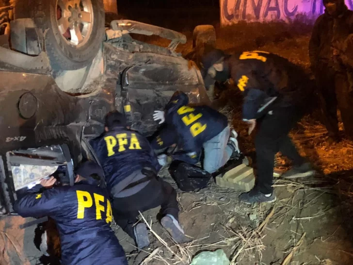 Drogas, choque y vuelco en la ruta: capturados con 20 kilos de marihuana