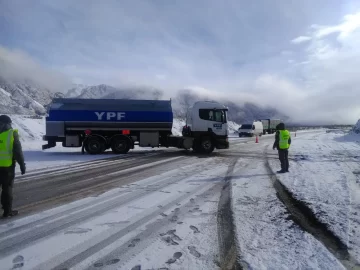 Un camión con combustible despistó por el hielo acumulado en la ruta