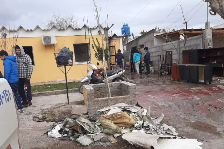 Le echaron querosene a una estufa a leña: perdieron la cocina y comedor en el incendio