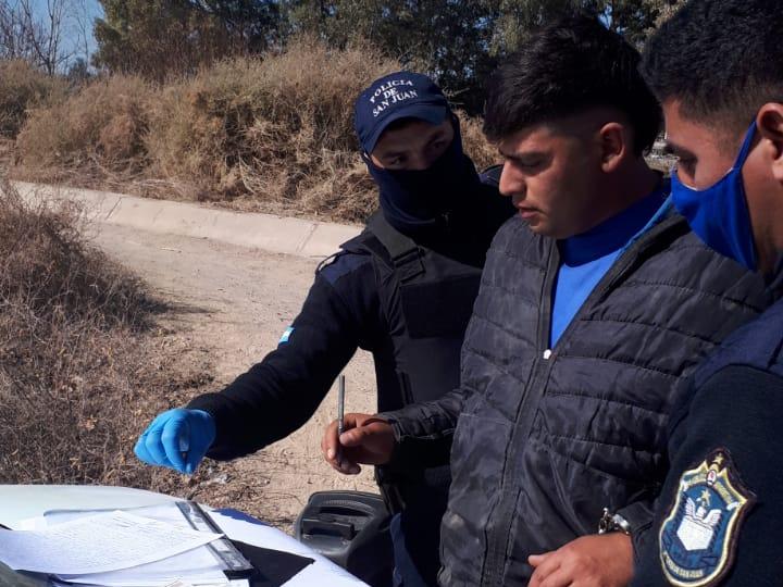 Huían de la policía, incrustaron el auto en un canal y sólo uno de cinco amigos terminó preso