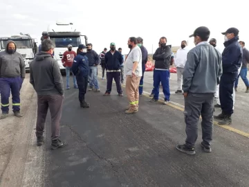 Camioneros cortan dos rutas y se quejan otra vez del protocolo de Salud Pública