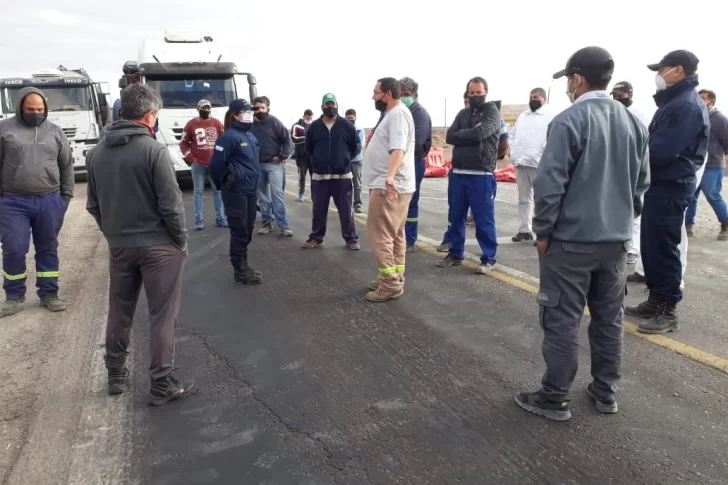 Camioneros cortan dos rutas y se quejan otra vez del protocolo de Salud Pública