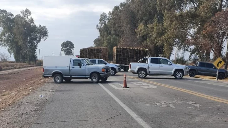 Productores cauceteros cortaron la Ruta 20: pidieron autorización para trabajar