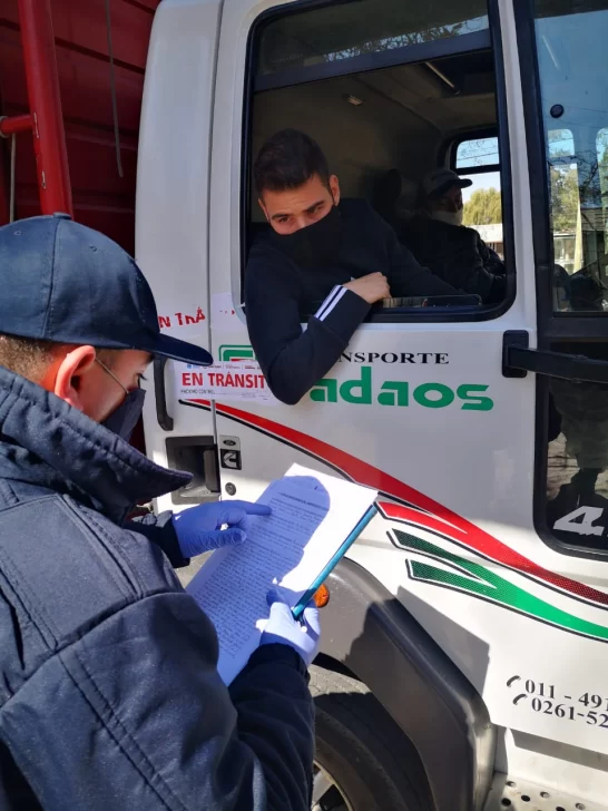 Cayeron dos transportistas mendocinos que se bajaron del camión por la ventanilla