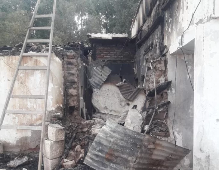 Una mujer y sus dos hijos quedaron en la calle por un feroz incendio en su casa