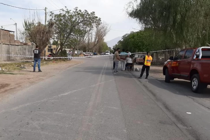 Murió un policía en un siniestro vial en Rawson: chocó en moto contra un auto