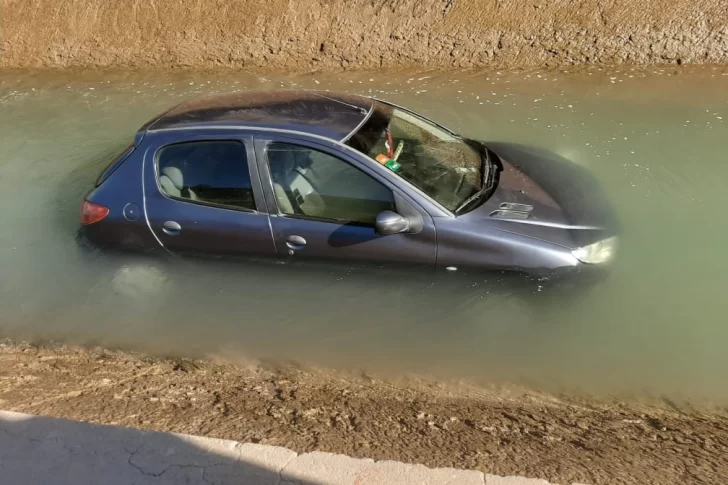 Cayó con su auto al canal Benavídez y salió ileso