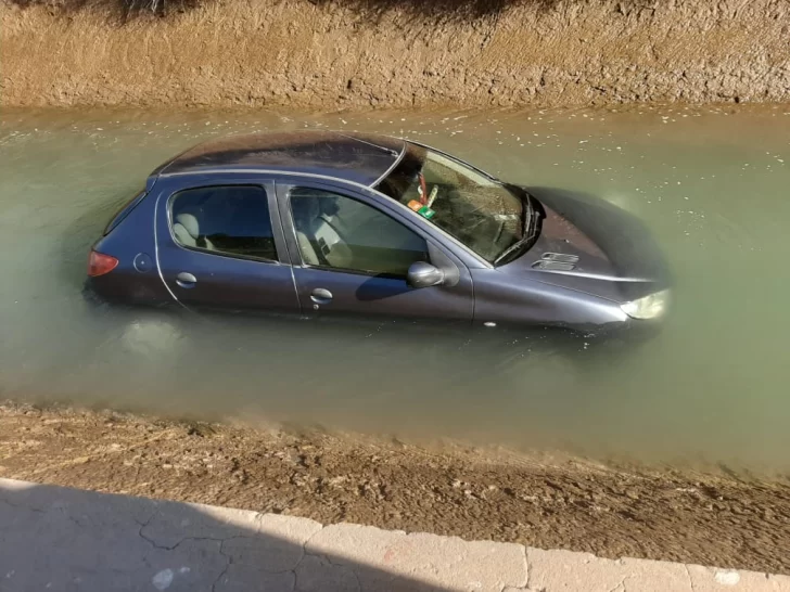 Cayó con su auto al canal Benavídez y salió ileso