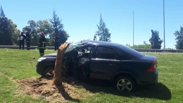 Quedó atrapado en su vehículo tras chocar contra el guardarrail e impactar con un árbol