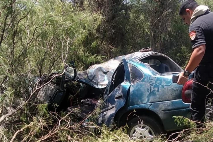 Se salvaron en el impresionante vuelco que tuvieron con el auto que quedó destruido