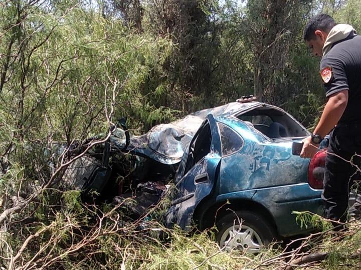 Se salvaron en el impresionante vuelco que tuvieron con el auto que quedó destruido