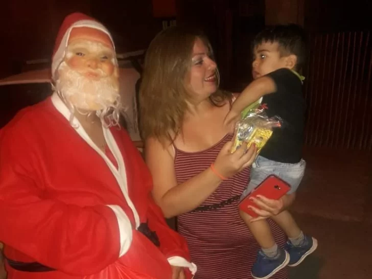 Por el pedido de un nene de 6 años, Papá Noel llevó alegría y regalos a un barrio en Pocito