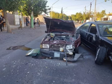 Un hombre de 79 años sufrió un duro accidente, fue hospitalizado y el auto, destruido