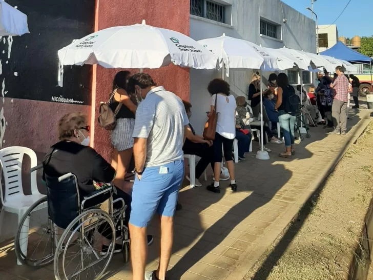 En orden y con asistencia permanente, inició la vacunación para mayores de 80 en San Juan