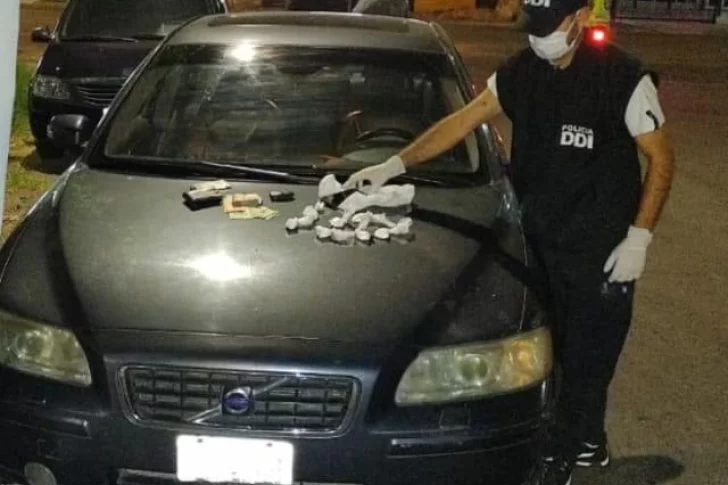 Decomisan cocaína, dinero en efectivo y un auto importado