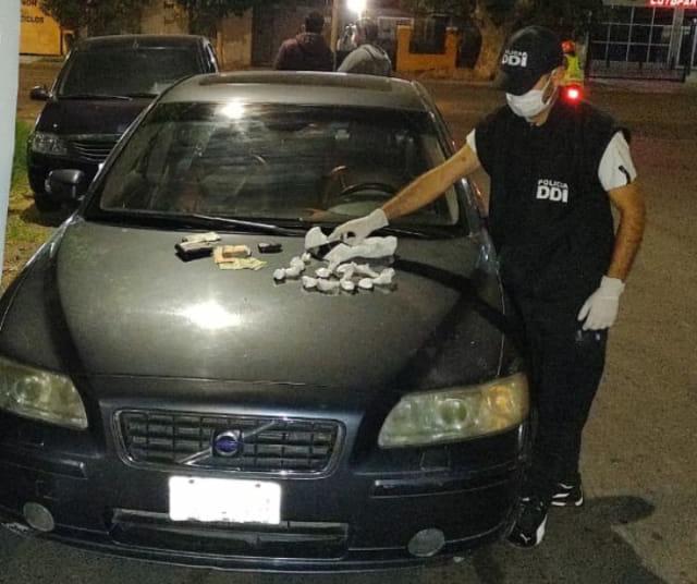 Decomisan cocaína, dinero en efectivo y un auto importado