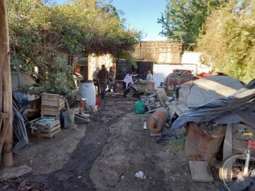 Un incendio arrasó con un galpón en Médano de Oro y dejó pérdidas totales