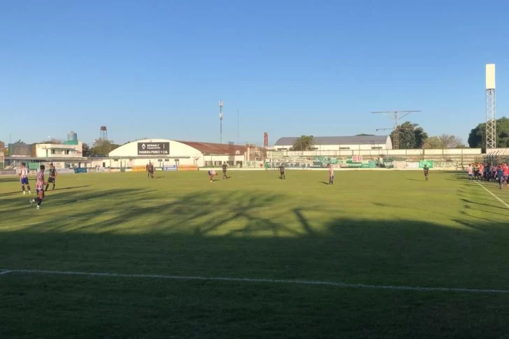 Con un jugador menos, Peñarol dio pelea en La Pampa pero no pudo con Ferro