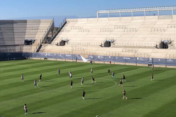 En un partido cambiante en el Bicentenario, Peñarol empató con Sansinena