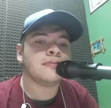 Encontró en la radio su lugar y sueña con entrevistar a Gallardo: cuando una discapacidad es una oportunidad