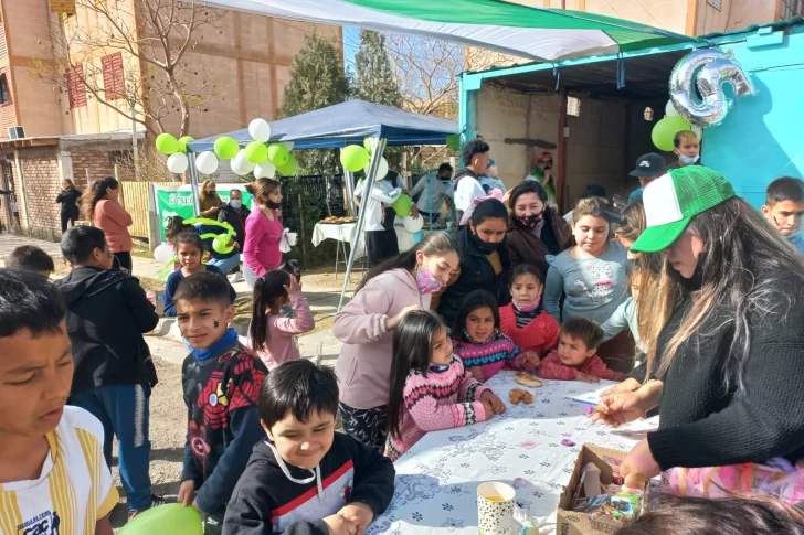 Un Día del Niño pintado de verde y blanco