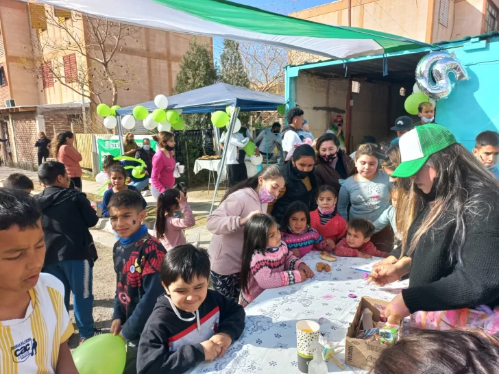 Un Día del Niño pintado de verde y blanco