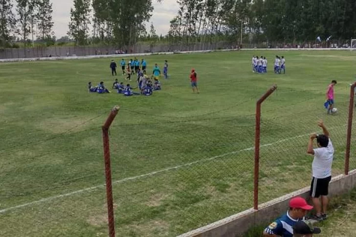 Lo sorprendieron tirando piedras al final de un partido, se enojó y rompió una radio policial